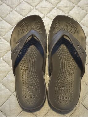 CROCS Brown Classic Flip Sandals